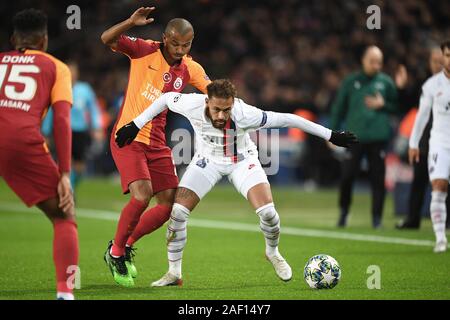 Paris, Frankreich. 11 Dez, 2019. Neymar (R) der PSG Mias mit Mariano Ferreira von Galatasaray während einer Gruppe ein Spiel der UEFA Champions League 2019-2020 zwischen Paris Saint-Germain (PSG) und Galatasaray in Paris, Frankreich, Dez. 11, 2019. Credit: Jie Ke¤chen/Xinhua/Alamy leben Nachrichten Stockfoto