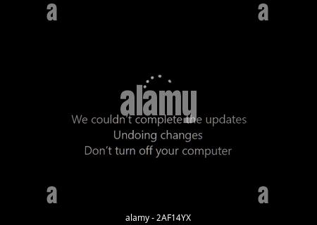 Windows spinning Aktualisierungszyklus und "Wir konnten nicht die Updates abgeschlossen...' auf dem Bildschirm während der Installation von Windows 10 System aktualisiert Stockfoto