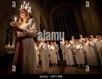 London, Großbritannien. 11. Dezember, 2019. Liv Palmblad, von Schweden, in der Rolle der Lucia, führt die Prozession während der Londoner Nordic Chor der traditionellen Skandinavischen ankta Lucia' Konzert in der St John's Church in der Nähe des Hyde Park. Der Service bietet ein Abendessen bei Kerzenschein Prozession der Vorsänger, geführt von einem Mädchen, Lucia, eine Krone trägt der Kerzen und eine rote Schärpe um ihre Taille. Credit: Guy Corbishley/Alamy leben Nachrichten Stockfoto