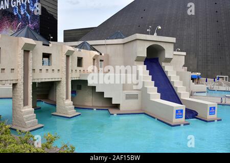 Pools & Cabanas in Luxor Las Vegas, NV, USA 10-01-18 Diese Oase verfügt über vier große Abschnitte der Poolbereich in Höhe von insgesamt 19.000 m². Stockfoto