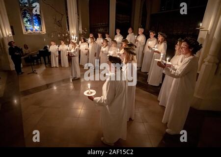 London, Großbritannien. 11. Dezember, 2019. London Nordic Chor der traditionellen Skandinavischen ankta Lucia' Konzert in der St John's Church in der Nähe des Hyde Park. Der Service bietet ein Abendessen bei Kerzenschein Prozession der Chorsänger. Schweden feiert Lucia wurde für 400 Jahre. Credit: Guy Corbishley/Alamy leben Nachrichten Stockfoto