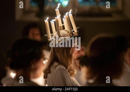 London, Großbritannien. 11. Dezember, 2019. Liv Palmblad, von Schweden, in der Rolle der Lucia, führt die Prozession während der Londoner Nordic Chor der traditionellen Skandinavischen ankta Lucia' Konzert in der St John's Church in der Nähe des Hyde Park. Der Service bietet ein Abendessen bei Kerzenschein Prozession der Vorsänger, geführt von einem Mädchen, Lucia, eine Krone trägt der Kerzen und eine rote Schärpe um ihre Taille. Credit: Guy Corbishley/Alamy leben Nachrichten Stockfoto