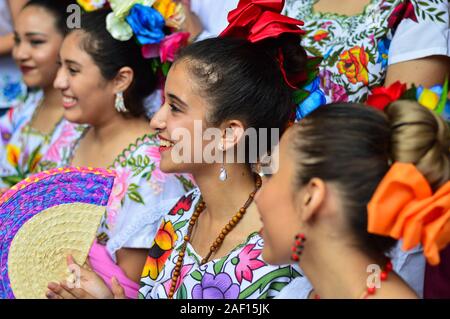 Junge Frauen aus Yucatan in traditioneller Kleidung während der Tag der Toten feiern. Stockfoto