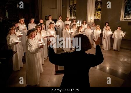 London, Großbritannien. 11. Dezember, 2019. London Nordic Chor der traditionellen Skandinavischen ankta Lucia' Konzert in der St John's Church in der Nähe des Hyde Park. Der Service bietet ein Abendessen bei Kerzenschein Prozession der Chorsänger. Schweden feiert Lucia wurde für 400 Jahre. Credit: Guy Corbishley/Alamy leben Nachrichten Stockfoto