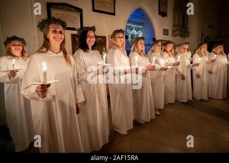 London, Großbritannien. 11. Dezember, 2019. London Nordic Chor der traditionellen Skandinavischen ankta Lucia' Konzert in der St John's Church in der Nähe des Hyde Park. Der Service bietet ein Abendessen bei Kerzenschein Prozession der Chorsänger. Schweden feiert Lucia wurde für 400 Jahre. Credit: Guy Corbishley/Alamy leben Nachrichten Stockfoto