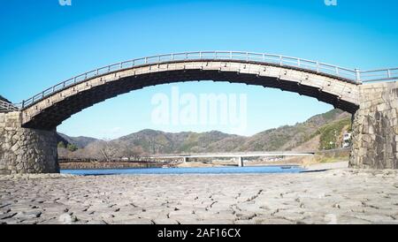 Iwakuni Yamaguchi Japan Kintaikyo Brücke über den Fluss Nishiki mit blauem Himmel/Das 5-gewölbten Holzbrücke ist ein Kulturgut von Japan Stockfoto