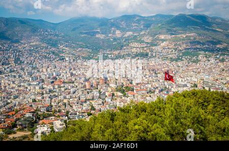 Alanya, oben auf dem Berg mit der Türkei Flagge und Stadt Hintergrund/schönen Alanya Türkei Landschaft reisen Sehenswürdigkeit Stockfoto