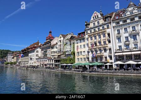 Luzern, Schweiz, 31. Mai 2019: Eine Ansicht westlich der Reuss in Luzern, Schuß von der Kapellbrücke. Stockfoto