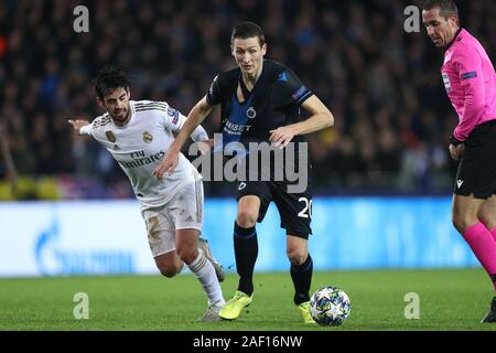 Brügge, Belgien. 11 Dez, 2019. Hans Vanaken (C) der Club Brugge mias Für den Ball während einer Gruppe ein Spiel der UEFA Champions League 2019-2020 zwischen Club Brugge und Real Madrid in Brügge, Belgien, Dez. 11, 2019. Credit: Zheng Huansong/Xinhua/Alamy leben Nachrichten Stockfoto