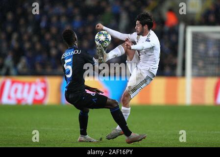 Brügge, Belgien. 11 Dez, 2019. Isco (R) von Real Madrid Mias mit Odilon Kossounou der Club Brugge während einer Gruppe ein Spiel der UEFA Champions League 2019-2020 zwischen Club Brugge und Real Madrid in Brügge, Belgien, Dez. 11, 2019. Credit: Zheng Huansong/Xinhua/Alamy leben Nachrichten Stockfoto