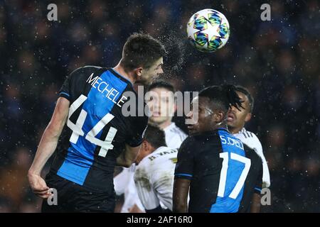 Brügge, Belgien. 11 Dez, 2019. Brandon Mechele (L) des Club Brugge löscht die Kugel mit einem Kopf während einer Gruppe ein Spiel der UEFA Champions League 2019-2020 zwischen Club Brugge und Real Madrid in Brügge, Belgien, Dez. 11, 2019. Credit: Zheng Huansong/Xinhua/Alamy leben Nachrichten Stockfoto