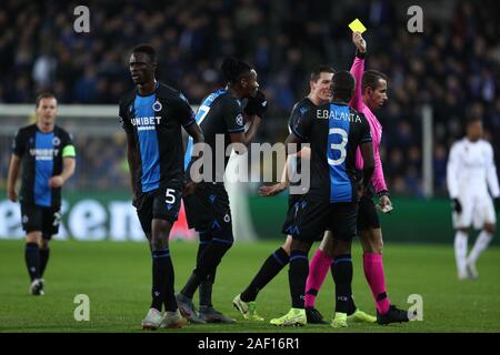 Brügge, Belgien. 11 Dez, 2019. Odilon Kossounou (2. L) der Club Brugge ist mit einer gelben Karte während einer Gruppe ein Spiel der UEFA Champions League 2019-2020 zwischen Club Brugge und Real Madrid in Brügge, Belgien, 11. Dezember 2019 gebucht. Credit: Zheng Huansong/Xinhua/Alamy leben Nachrichten Stockfoto