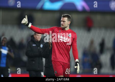 Brügge, Belgien. 11 Dez, 2019. Torhüter Simon Mignolet der Club Brugge grüßt die Zuschauer nach einer Gruppe ein Spiel der UEFA Champions League 2019-2020 zwischen Club Brugge und Real Madrid in Brügge, Belgien, Dez. 11, 2019. Credit: Zheng Huansong/Xinhua/Alamy leben Nachrichten Stockfoto