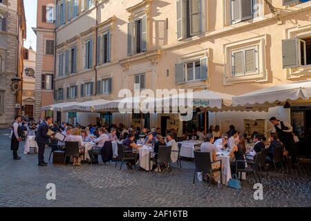 Touristen, Essen im Freien, italienisches Restaurant Pierluigi, Piazza de' Ricci, Regola, Rom, Italien Stockfoto