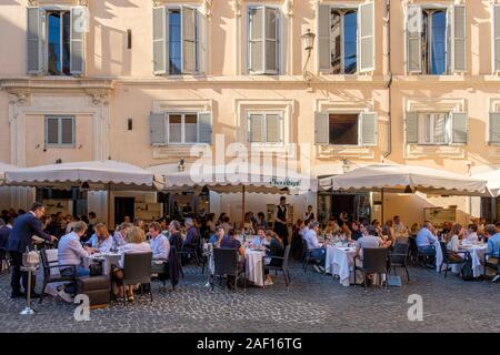 Straßen von Rom, Touristen, Essen im Freien, Pierluigi italienisches Restaurant, Piazza de' Ricci, Regola, Rom, Italien Stockfoto