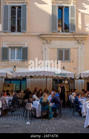 Rom Straßen, Touristen, Essen im Freien, Pierluigi Italienisches Restaurant, Piazza de' Ricci, Regola, Rom, Italien Stockfoto