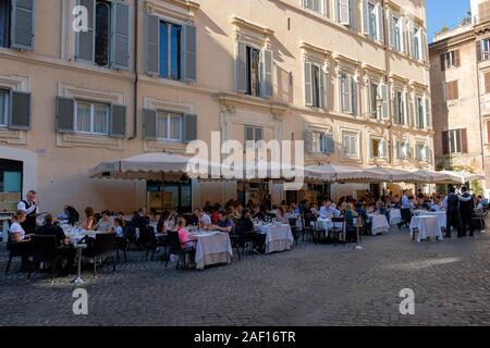 Touristen, Essen im Freien, italienisches Restaurant Pierluigi, Piazza de' Ricci, Regola, Rom, Italien Stockfoto