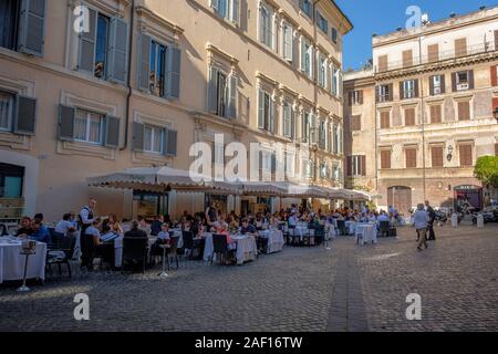 Touristen, Essen im Freien, italienisches Restaurant Pierluigi, Piazza de' Ricci, Regola, Rom, Italien Stockfoto