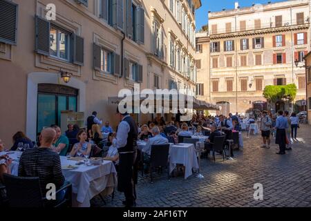 Rom Straßen, Touristen, Essen im Freien, Pierluigi Italienisches Restaurant, Piazza de' Ricci, Regola, Rom, Italien Stockfoto