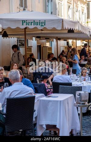 Rom Straßen, Touristen, Essen im Freien, Pierluigi Italienisches Restaurant, Piazza de' Ricci, Regola, Rom, Italien Stockfoto