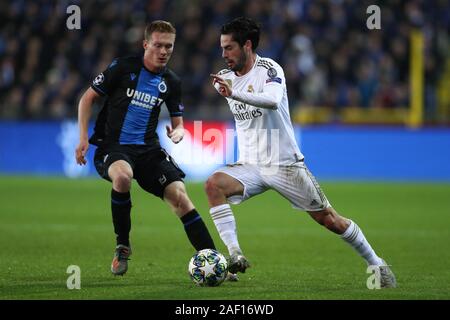 Brügge, Belgien. 11 Dez, 2019. Isco (R) von Real Madrid treibt die Kugel während einer Gruppe ein Spiel der UEFA Champions League 2019-2020 zwischen Club Brugge und Real Madrid in Brügge, Belgien, Dez. 11, 2019. Credit: Zheng Huansong/Xinhua/Alamy leben Nachrichten Stockfoto
