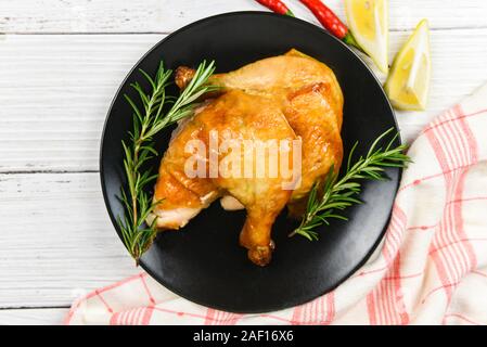 Brathähnchen Rosmarin/gebackenes Huhn Bein vom Grill Grill leckeres Essen am Esstisch im Urlaub feiern, Ansicht von oben Stockfoto
