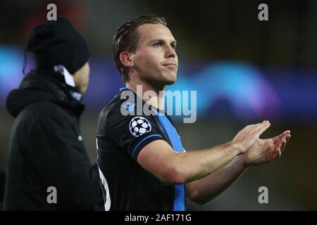 Brügge, Belgien. 11 Dez, 2019. Kapitän der Club Brugge Ruud Vormer begrüßt die Fans nach einer Gruppe ein Spiel der UEFA Champions League 2019-2020 zwischen Club Brugge und Real Madrid in Brügge, Belgien, Dez. 11, 2019. Credit: Zheng Huansong/Xinhua/Alamy leben Nachrichten Stockfoto