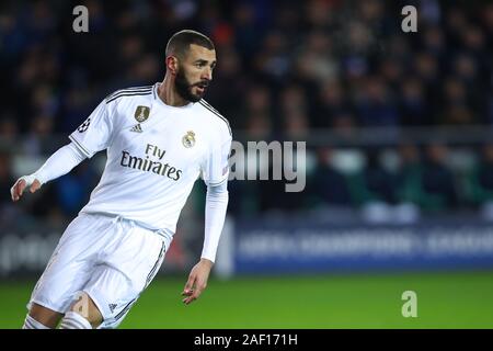 Brügge, Belgien. 11 Dez, 2019. Karim Benzema von Real Madrid konkurriert, während eine Gruppe zu einem Spiel der UEFA Champions League 2019-2020 zwischen Club Brugge und Real Madrid in Brügge, Belgien, Dez. 11, 2019. Credit: Zhang Cheng/Xinhua/Alamy leben Nachrichten Stockfoto