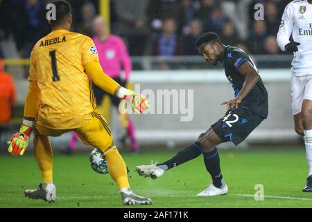 Brügge, Belgien. 11 Dez, 2019. Emmanuel Bonaventura (R) der Club Brugge schießt während einer Gruppe ein Spiel der UEFA Champions League 2019-2020 zwischen Club Brugge und Real Madrid in Brügge, Belgien, Dez. 11, 2019. Credit: Zhang Cheng/Xinhua/Alamy leben Nachrichten Stockfoto
