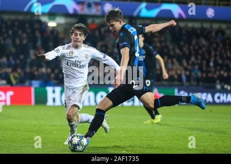 Brügge, Belgien. 11 Dez, 2019. Eduard Sobol (R) der Club Brugge schießt den Ball während einer Gruppe ein Spiel der UEFA Champions League 2019-2020 zwischen Club Brugge und Real Madrid in Brügge, Belgien, Dez. 11, 2019. Credit: Zheng Huansong/Xinhua/Alamy leben Nachrichten Stockfoto