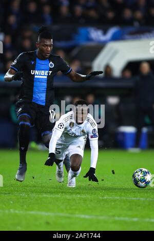 Brügge, Belgien. 11 Dez, 2019. Vinicius Junior von Real Madrid (R) Mias mit Simon Deli der Club Brugge während einer Gruppe ein Spiel der UEFA Champions League 2019-2020 zwischen Club Brugge und Real Madrid in Brügge, Belgien, Dez. 11, 2019. Credit: Zhang Cheng/Xinhua/Alamy leben Nachrichten Stockfoto
