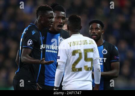 Brügge, Belgien. 11 Dez, 2019. Vinicius Junior (2 R) von Real Madrid hadert mit Spielern des Club Brugge während einer Gruppe ein Spiel der UEFA Champions League 2019-2020 zwischen Club Brugge und Real Madrid in Brügge, Belgien, Dez. 11, 2019. Credit: Zheng Huansong/Xinhua/Alamy leben Nachrichten Stockfoto