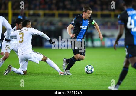 Brügge, Belgien. 11 Dez, 2019. Ruud Vormer (R) der Club Brugge konkurriert, während eine Gruppe zu einem Spiel der UEFA Champions League 2019-2020 zwischen Club Brugge und Real Madrid in Brügge, Belgien, Dez. 11, 2019. Credit: Zhang Cheng/Xinhua/Alamy leben Nachrichten Stockfoto