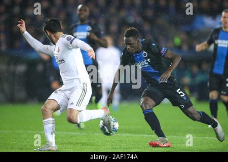 Brügge, Belgien. 11 Dez, 2019. Odilon Kossounou (R) der Club Brugge konkurriert, während eine Gruppe zu einem Spiel der UEFA Champions League 2019-2020 zwischen Club Brugge und Real Madrid in Brügge, Belgien, Dez. 11, 2019. Credit: Zhang Cheng/Xinhua/Alamy leben Nachrichten Stockfoto