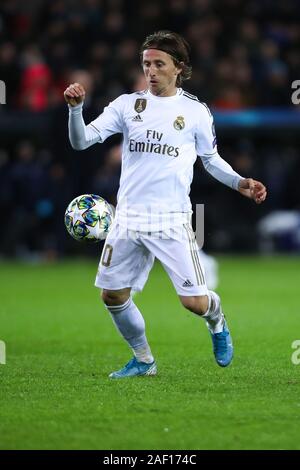Brügge, Belgien. 11 Dez, 2019. Luca Modric von Real Madrid konkurriert, während eine Gruppe zu einem Spiel der UEFA Champions League 2019-2020 zwischen Club Brugge und Real Madrid in Brügge, Belgien, Dez. 11, 2019. Credit: Zhang Cheng/Xinhua/Alamy leben Nachrichten Stockfoto