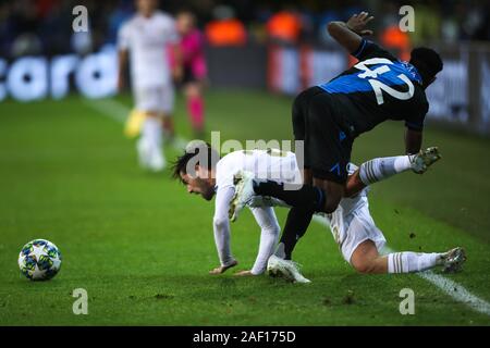 Brügge, Belgien. 11 Dez, 2019. Isco (L) von Real Madrid Mias mit Emmanuel Bonaventura von Club Brugge während einer Gruppe ein Spiel der UEFA Champions League 2019-2020 zwischen Club Brugge und Real Madrid in Brügge, Belgien, Dez. 11, 2019. Credit: Zhang Cheng/Xinhua/Alamy leben Nachrichten Stockfoto