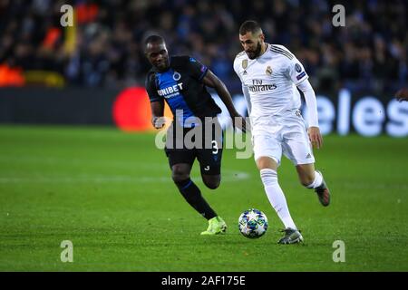 Brügge, Belgien. 11 Dez, 2019. Karim Benzema (R) von Real Madrid konkurriert, während eine Gruppe zu einem Spiel der UEFA Champions League 2019-2020 zwischen Club Brugge und Real Madrid in Brügge, Belgien, Dez. 11, 2019. Credit: Zhang Cheng/Xinhua/Alamy leben Nachrichten Stockfoto