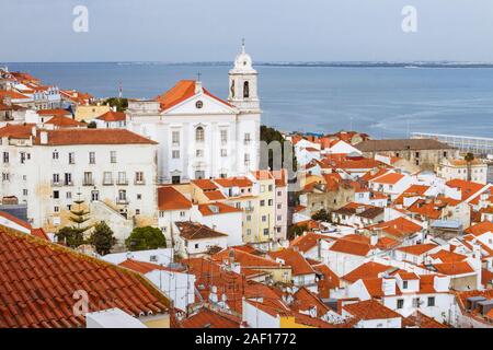 Lissabon, Portugal: der hl. Stephanus Kirche (Santo Estevao) und Alfama Übersicht als vom Miradouro de Santa Luzia Sicht gesehen. Stockfoto