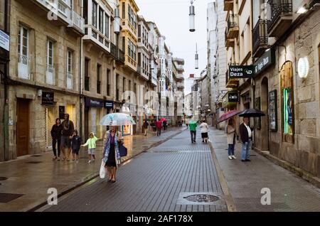 Pontevedra, Galicien, Spanien: die Menschen halten Regenschirme in der Altstadt von Pontevedra, die zweitgrößte in Galizien, nur nach Santiago de Gesundes Stockfoto