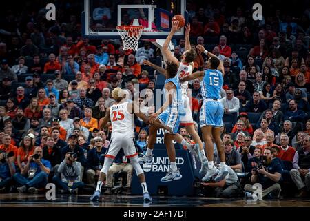 Charlottesville, VA, USA. 8 Dez, 2019. Virginia vorwärts Jay Huff (30) während der NCAA Basketball Spiel zwischen der Universität von North Carolina Tar Heels und Universität von Virginia Kavaliere an der John Paul Jones Arena in Charlottesville, VA. Brian McWalters/CSM/Alamy leben Nachrichten Stockfoto