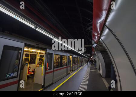 Wien, ÖSTERREICH - NOVEMBER 6, 2019: Karlsplatz u-bahn Station mit der U-Bahn stand mit offenen Türen Fertig zum Abflug in der Wiener U-Bahn, Stockfoto