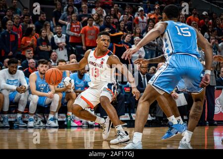 Charlottesville, VA, USA. 8 Dez, 2019. Virginia Guard Casey Morsell (13) während der NCAA Basketball Spiel zwischen der Universität von North Carolina Tar Heels und Universität von Virginia Kavaliere an der John Paul Jones Arena in Charlottesville, VA. Brian McWalters/CSM/Alamy leben Nachrichten Stockfoto