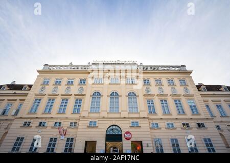 Wien, ÖSTERREICH - NOVEMBER 6, 2019: Hofstallung Fassade, der Haupteingang des Museumsquartier in Wien. Museumsquartier ist der wichtigste Bereich von Wien wit Stockfoto