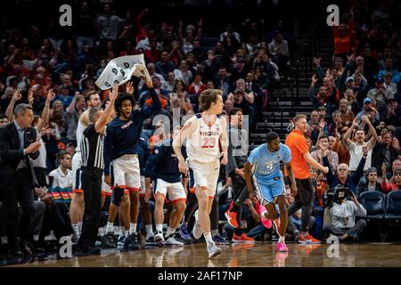 Charlottesville, VA, USA. 8 Dez, 2019. Universität von Virginia Spieler feiern während der NCAA Basketball Spiel zwischen der Universität von North Carolina Tar Heels und Universität von Virginia Kavaliere an der John Paul Jones Arena in Charlottesville, VA. Brian McWalters/CSM/Alamy leben Nachrichten Stockfoto