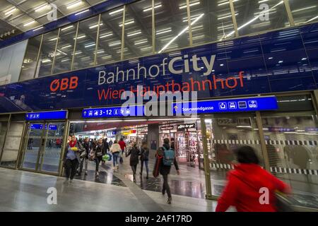 Wien, ÖSTERREICH - NOVEMBER 6, 2019: Wien Hauptbahnhof Haupteingang mit Passagieren russhing vom Bahnhof Stadt, die Mall von den Bahnhof, das mai Stockfoto