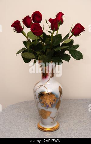 Bouquet von blühenden dunkel rote Rosen in vase Stockfoto