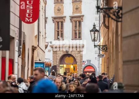 Prag, Tschechien - NOVEMBER 3, 2019: Masse von Touristen vorbei und hetzen in einer engen Straße überbevölkert in der mittelalterlichen Altstadt von Wien Stockfoto