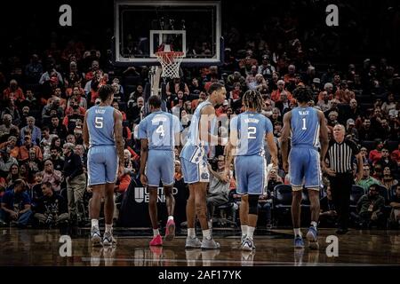 Charlottesville, VA, USA. 8 Dez, 2019. North Carolina Tar Heels während der NCAA Basketball Spiel zwischen der Universität von North Carolina Tar Heels und Universität von Virginia Kavaliere an der John Paul Jones Arena in Charlottesville, VA. Brian McWalters/CSM/Alamy leben Nachrichten Stockfoto