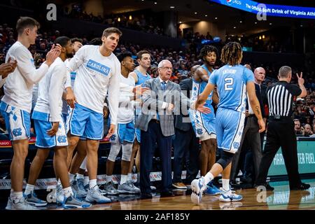 Charlottesville, VA, USA. 8 Dez, 2019. North Carolina Feier während der NCAA Basketball Spiel zwischen der Universität von North Carolina Tar Heels und Universität von Virginia Kavaliere an der John Paul Jones Arena in Charlottesville, VA. Brian McWalters/CSM/Alamy leben Nachrichten Stockfoto