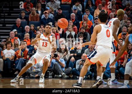 Charlottesville, VA, USA. 8 Dez, 2019. Virginia Guard Casey Morsell (13) während der NCAA Basketball Spiel zwischen der Universität von North Carolina Tar Heels und Universität von Virginia Kavaliere an der John Paul Jones Arena in Charlottesville, VA. Brian McWalters/CSM/Alamy leben Nachrichten Stockfoto